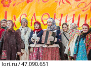 Выступление музыкального коллектива в старорусских национальных костюмах. Празднование Масленицы на территории Кафедрального собора в честь Преображения Господня. Бердск, Новосибирская область, Западная Сибирь, Россия. Редакционное фото, фотограф Евгений Мухортов / Фотобанк Лори