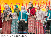 Выступление музыкального коллектива в старорусских национальных костюмах. Празднование Масленицы на территории Кафедрального собора в честь Преображения Господня. Бердск, Новосибирская область, Западная Сибирь, Россия. Редакционное фото, фотограф Евгений Мухортов / Фотобанк Лори