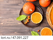 Вкусные тыквенные пирожки на деревянном фоне. Стоковое фото, фотограф Pixel_shot / Фотобанк Лори