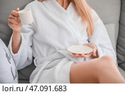 Утро молодой женщины, пьющей кофе дома. Стоковое фото, фотограф Pixel_shot / Фотобанк Лори