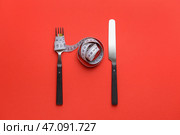 Столовые приборы с измерительной ленты на цветном фоне. Концепция диеты. Стоковое фото, фотограф Pixel_shot / Фотобанк Лори
