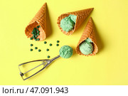 Вафельные рожки с вкусным мороженым спирулина на цветном фоне. Стоковое фото, фотограф Pixel_shot / Фотобанк Лори