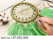 Ловец снов с цветком хлопка на белом деревянном фоне, крупным планом. Стоковое фото, фотограф Pixel_shot / Фотобанк Лори