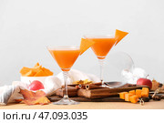 Стаканы вкусного мартини с тыквенным пирогом на столе. Стоковое фото, фотограф Pixel_shot / Фотобанк Лори