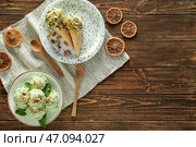Вкусное фисташковое мороженое на деревянном столе. Стоковое фото, фотограф Pixel_shot / Фотобанк Лори