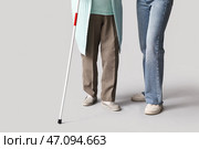 Молодая женщина с бабушкой, которая не видит, на светлом фоне. Стоковое фото, фотограф Pixel_shot / Фотобанк Лори
