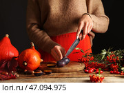 Женщина резки свежих слив на деревянный стол. Стоковое фото, фотограф Pixel_shot / Фотобанк Лори