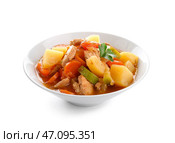 Миска с вкусным говяжьим рагу и петрушкой на белом фоне. Стоковое фото, фотограф Pixel_shot / Фотобанк Лори