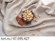 Баночка с вкусными фисташками на столе. Стоковое фото, фотограф Pixel_shot / Фотобанк Лори