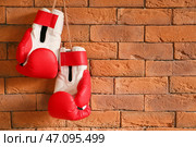 Перчатки боксерские на кирпичной стене. Стоковое фото, фотограф Pixel_shot / Фотобанк Лори