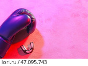 Боксерская перчатка и мундштук на цветном фоне. Стоковое фото, фотограф Pixel_shot / Фотобанк Лори