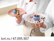 Молодые кондитеры со вкусными десертами на кухне, крупным планом. Стоковое фото, фотограф Pixel_shot / Фотобанк Лори