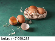 Треснутые и цельные куриные яйца на столе цвета. Стоковое фото, фотограф Pixel_shot / Фотобанк Лори