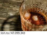 Стакан виски на деревянном столе, крупным планом. Стоковое фото, фотограф Pixel_shot / Фотобанк Лори
