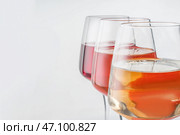 Очки вкусного вина на белом фоне, близком расстоянии. Стоковое фото, фотограф Pixel_shot / Фотобанк Лори