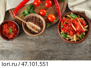 Композиция с вкусной пастой пенне на деревянном фоне. Стоковое фото, фотограф Pixel_shot / Фотобанк Лори