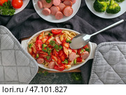 Вкусная паста с колбасой и соусом в керамическом блюде на столе. Стоковое фото, фотограф Pixel_shot / Фотобанк Лори