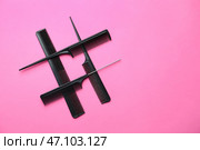 Знак хештега из гребней на цветном фоне. Стоковое фото, фотограф Pixel_shot / Фотобанк Лори