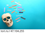 Череп и наклейки с симптомами панической атаки на цветном фоне, плоская планировка. Стоковое фото, фотограф Pixel_shot / Фотобанк Лори
