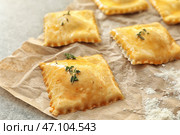 Вкусные равиоли на пергаменте, крупным планом. Стоковое фото, фотограф Pixel_shot / Фотобанк Лори