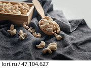 Деревянная коробка и ложка с вкусными орехами кешью на столе. Стоковое фото, фотограф Pixel_shot / Фотобанк Лори