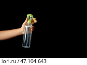 Женщина, держащая освежитель воздуха на темном фоне. Стоковое фото, фотограф Pixel_shot / Фотобанк Лори
