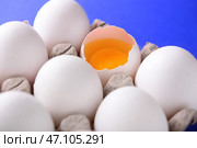 Картонная упаковка с треснутыми и целыми куриными яйцами на цветном фоне, крупным планом. Стоковое фото, фотограф Pixel_shot / Фотобанк Лори