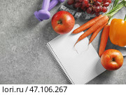 Пустая тетрадь с овощами и плодоовощами на серой предпосылке. Концепция здорового питания. Стоковое фото, фотограф Pixel_shot / Фотобанк Лори