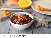 Чаша со вкусным клюквенным соусом на столе. Стоковое фото, фотограф Pixel_shot / Фотобанк Лори