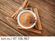 Ароматические палочки корицы и порошок на деревянном фоне. Стоковое фото, фотограф Pixel_shot / Фотобанк Лори