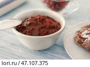 Чаша со вкусным клюквенным соусом на столе. Стоковое фото, фотограф Pixel_shot / Фотобанк Лори