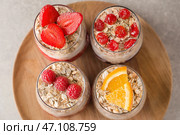 Деревянный поднос с вкусными овсяными десертами в очках на светлом фоне. Стоковое фото, фотограф Pixel_shot / Фотобанк Лори