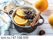 Супница со вкусной овсянкой на деревянном столе. Стоковое фото, фотограф Pixel_shot / Фотобанк Лори