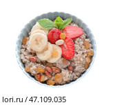 Чаша с вкусной овсянкой, нарезанным бананом и клубникой на белом фоне. Стоковое фото, фотограф Pixel_shot / Фотобанк Лори