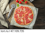 Вкусная пицца пепперони на деревянном столе. Стоковое фото, фотограф Pixel_shot / Фотобанк Лори