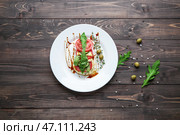 Тарелка с вкусным салатом на деревянном фоне. Стоковое фото, фотограф Pixel_shot / Фотобанк Лори