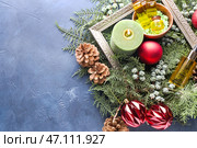 Новогодняя композиция со свечой и продуктами для санаторно-курортного лечения на цветном фоне. Стоковое фото, фотограф Pixel_shot / Фотобанк Лори