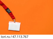 Пустой бейдж с красным шнурком на шее на цветном фоне. Стоковое фото, фотограф Pixel_shot / Фотобанк Лори
