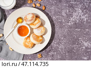 Тарелка с вкусными сырниками и джемом на фоне гранж. Стоковое фото, фотограф Pixel_shot / Фотобанк Лори