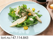 Тарелка с вкусным салатом рукколы на столе. Стоковое фото, фотограф Pixel_shot / Фотобанк Лори