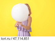 Молодая женщина с вкусной сладкой ватой на цветном фоне. Стоковое фото, фотограф Pixel_shot / Фотобанк Лори