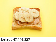 Вкусный поджаренный хлеб с бананом и арахисовым маслом на цветном фоне. Стоковое фото, фотограф Pixel_shot / Фотобанк Лори