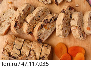 Вкусное печенье бискотти и курага на борту, крупным планом. Стоковое фото, фотограф Pixel_shot / Фотобанк Лори