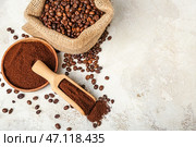 Совок и миска порошкового кофе, мешок с фасолью на фоне гранж. Стоковое фото, фотограф Pixel_shot / Фотобанк Лори