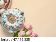 Композиция с вкусным куличом, цветами тюльпанов и яйцами на цветном фоне. Стоковое фото, фотограф Pixel_shot / Фотобанк Лори