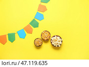Миски с кукурузой и флагами на желтом фоне. Праздник Festa Junina (июньский фестиваль) Стоковое фото, фотограф Pixel_shot / Фотобанк Лори