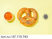 Вкусный крендель, джем и мак на желтом фоне. Стоковое фото, фотограф Pixel_shot / Фотобанк Лори