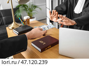 Зрелый судья отказывается брать взятку у мужчины в зале суда, крупным планом. Стоковое фото, фотограф Pixel_shot / Фотобанк Лори