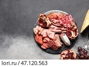Шиферная тарелка с ассортиментом вкусных деликатесов на фоне гранж. Стоковое фото, фотограф Pixel_shot / Фотобанк Лори