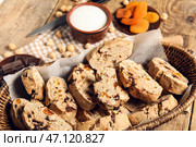Корзина с вкусным печеньем бискотти на деревянном фоне. Стоковое фото, фотограф Pixel_shot / Фотобанк Лори
